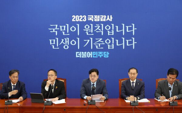 더불어민주당&nbsp;홍익표&nbsp;원내대표가 10일 국회에서 열린 국정감사 대책회의에서 발언을 하고 있다. [사진=연합뉴스]