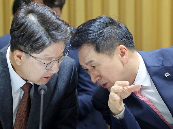 국민의힘&nbsp;김기현&nbsp;대표와 권성동 의원이 16일 서울 시청에서 열린 서울시청에 대한 국회 행정안전위원회 국정감사에서 대화를 나누고 있다. [사진=연합뉴스]
