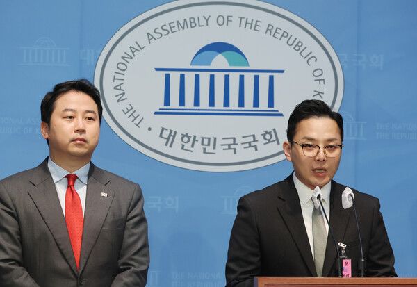 &nbsp;더불어민주당 이재명 대표 배우자 법인카드 유용 의혹을 제보한 조명현 씨가 18일 국회 소통관에서 국감 참석 방해 규탄 기자회견을 하고 있다. 조 씨는 이날 얼굴과 이름을 공개했다. 왼쪽은 국민의힘 장예찬 청년최고위원. [사진=연합뉴스]