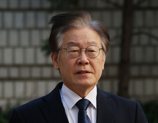 이재명 더불어민주당 대표가 20일 오전 서초구 서울중앙지방법원에서 열린 ‘대장동 배임·성남FC 뇌물’ 관련 1심 3회 공판에 출석하고 있다. [사진=연합뉴스]