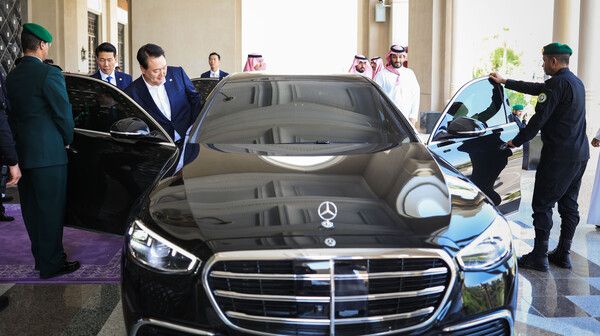 윤석열 대통령이 24일(현지시간) 사우디아라비아 리야드 영빈관을 방문한 빈 살만 사우디 왕세자와 함께 미래 투자 이니셔티브(FII) 포럼 참석을 위해 차량에 탑승하고 있다. [사진=연합뉴스]