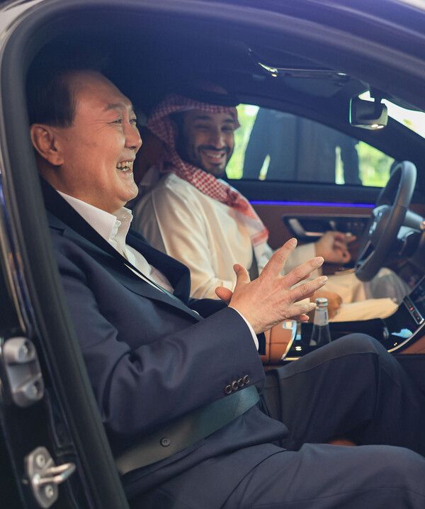 윤석열 대통령이 24일(현지시간) 사우디아라비아 리야드 영빈관을 방문한 빈 살만 사우디 왕세자와 함께 미래 투자 이니셔티브(FII) 포럼 참석을 위해 차량에 탑승하고 있다.[사진=연합뉴스]