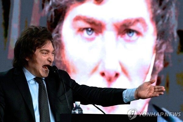 지난 달 22일(현지시간) 유세장서 연설하는 하비에르 밀레이 아르헨티나 대선 후보&nbsp;[사진=AFP=연합뉴스]