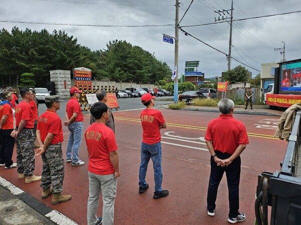 해병대 예비역 전국 연대가 경북 포항시 해병대 1사단 서문 앞에서 임성근 해병대 1사단장 퇴진 촉구 집회를 개최하고 있다 [사진=해병대 예비역 전국 연대]