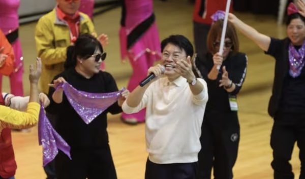 장제원 의원이 지난 11일 경남 함양고운체육관에서 열린 여원(汝元) 산악회 행사에서 마이크를 잡고 있다 ［사진＝페이스북］