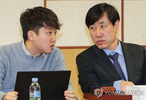 하태경 의원(오른쪽)과 이준석 전 대표가 논의하고 있다 [사진=연합뉴스]