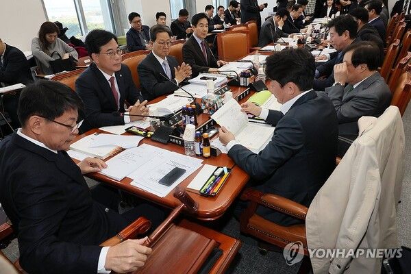 국회가 13일부터 예산안조정소위원회를 열고 657조원 규모의 내년도 예산안에 대한 세부 심의에 돌입했다 [사진=연합뉴스]