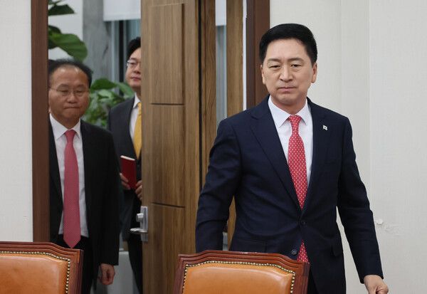 국민의힘&nbsp;김기현&nbsp;대표와 윤재옥 원내대표가 16일 국회에서 열린 최고위원회의에 참석하고 있다. [사진=연합뉴스]