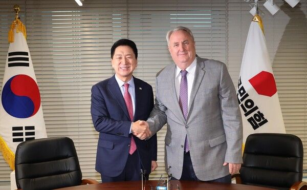 국민의힘 김기현 대표와&nbsp;인요한&nbsp;혁신위원장이 17일 오전 서울 여의도 당사에서 면담 전 악수하고 있다. [사진=연합뉴스]