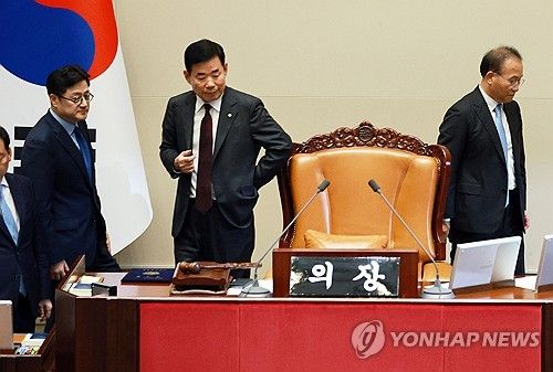 김진표 국회의장이 지난 9일 오후 국회 본회의장에서 열린 본회의에서 윤재옥 국민의힘 원내대표, 홍익표 더불어민주당 원내대표와 대화를 마친 뒤 자리로 향하고 있다. [사진=연합뉴스]