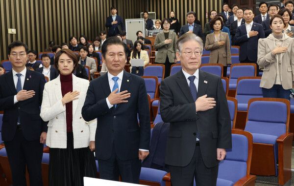더불어민주당&nbsp;이재명 대표가 8일 국회에서 열린&nbsp;의원총회에서 국민의례를 하고 있다. [사진=연합뉴스]
