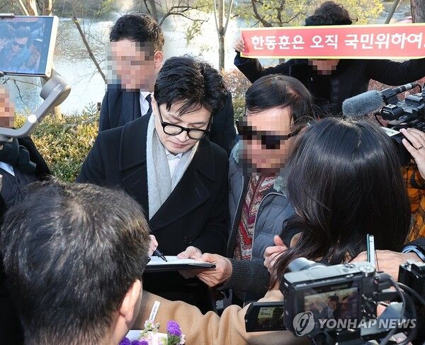 국민의힘에서는 한 장관이 이준석 전 대표의 대체재 역할을 할 것이라 기대하면서 용산, 강남 출마와 비례대표 출마 등 활용법을 두고 갑론을박이 이어지고 있다 [사진=연합뉴스]