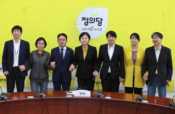 정의당&nbsp;이정미&nbsp;대표가 6일 국회에서 열린 상무집행위원회 회의를 마친 뒤 당직자들과 기념촬영을 하고 있다. 이 대표는 이날 '선거연합 신당추진 비상대책위원회'에 전권을 위임하고 사퇴했다. [사진=연합뉴스]