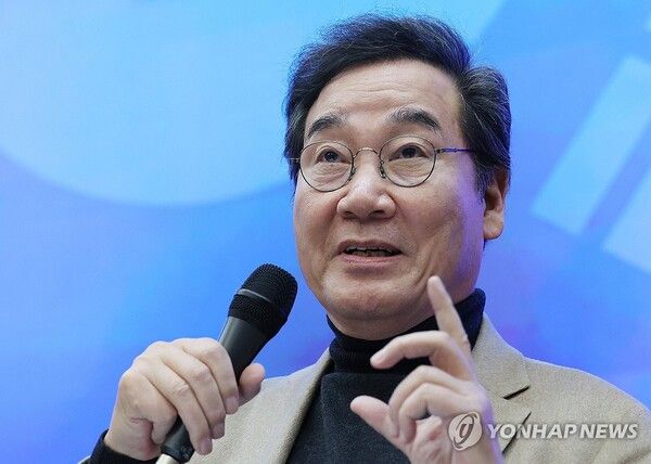 이낙연 전 국무총리가 6일 오후 서울 노원구 삼육대학교에서 '청년, 정치리더와 현대사회의 미래 바라보기'를 주제로 특강을 하고 있다. [사진=연합뉴스]