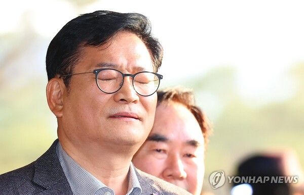 더불어민주당 전당대회 돈봉투 살포 의혹의 '정점'으로 지목된 송영길 전 대표가 12월 8일 오전 검찰 조사를 받기 위해 서울 서초구 서울중앙지검에 출석했다.[사진=연합뉴스]