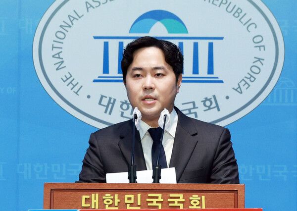 김인규&nbsp;전 대통령 정무수석실 행정관이 11일 국회 소통관에서 기자회견을 열고 부산 서·동구 출마 선언을 하고 있다. 김 전 행정관은 김영삼 전 대통령의 손자다. [사진=연합뉴스]