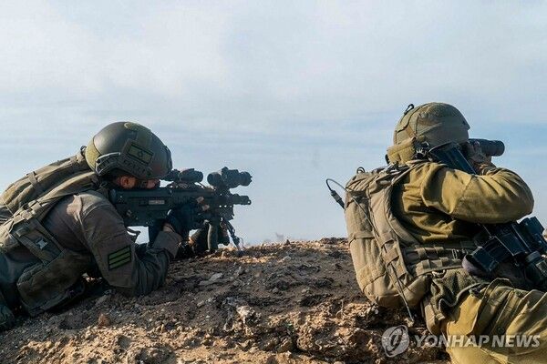 가자지구 목표물 조준하는 이스라엘 군인들 [사진=AFP=연합뉴스]