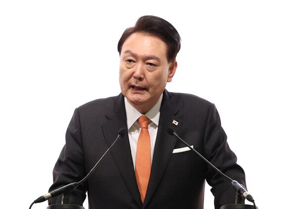 네덜란드를 국빈 방문한&nbsp;윤석열&nbsp;대통령이 11일(현지시간) 암스테르담 한 호텔에서 열린 동포 만찬간담회에서 격려사를 하고 있다.[사진=연합뉴스]