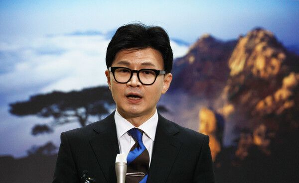 한동훈&nbsp;법무부 장관이 21일 오후 과천 법무부 청사에서 이임식을 마치고 취재진 질문에 답하고 있다. [사진=연합뉴스]