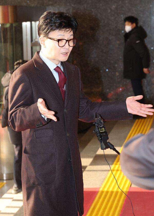 국민의힘&nbsp;한동훈&nbsp;비상대책위원장이 27일 국회에서 기자들의 질문에 답하고 있다. [사진=연합뉴스]