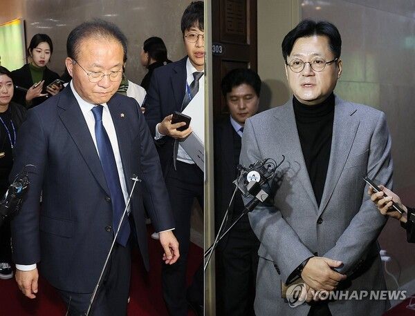 국민의힘 윤재옥 원내대표와 더불어민주당 홍익표 원내대표가 30일 국회의장실에서 회동을 마치고 나오고 있다. [사진=연합뉴스]