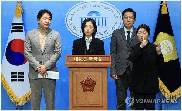 금태섭 전 의원이 결성한 '새로운선택' 창당준비위원회와 류호정 의원 등 정의당 내 청년 의견그룹 '세번째권력'이 8일 신당을 공동 창당하겠다고 선언했다 [연합뉴스]