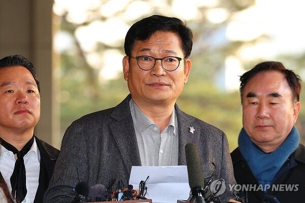 더불어민주당 전당대회 돈 봉투 살포 의혹의 '정점'으로 지목된 송영길 전 대표가 8일 오전 검찰 조사를 받기 위해 서울 서초구 서울중앙지검에 출석하며 취재진 질문에 답하고 있다. [사진=연합뉴스]