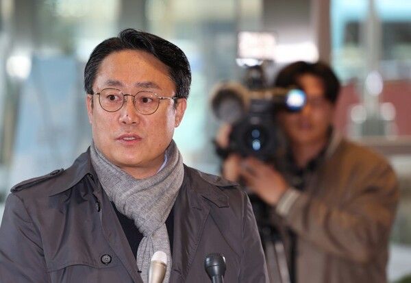 7일 강도형 해양수산부 장관 후보자가 인사청문회 준비 사무실이 마련된 서울 마포우체국 건물로 들어서던 중 취재진 질문에 답하고 있다. [사진=연합뉴스]