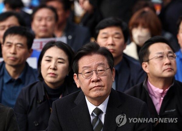 더불어민주당 이재명 대표가 11일 오후 서울시청 광장 동편에서 열린 ‘강제동원 굴욕해법 무효 촉구 2차 범국민대회’에 참석해 있다. 2023.3.11 [사진=연합뉴스]