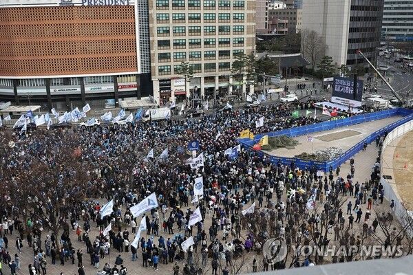 11일 오후 서울시청 광장 동편에서 ‘강제동원 굴욕해법 무효 촉구 2차 범국민대회’가 열리고 있다. 2023.3.11 [사진=연합뉴스]