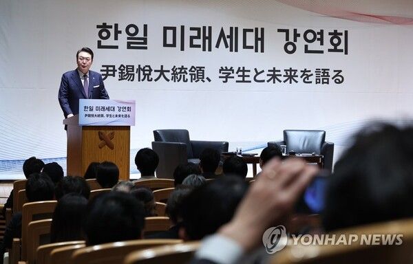 일본을 방문 중인 윤석열 대통령이 17일 도쿄 게이오대에서 열린 한일 미래세대 강연에서 발언하고 있다. 2023.3.17 [사진=연합뉴스]