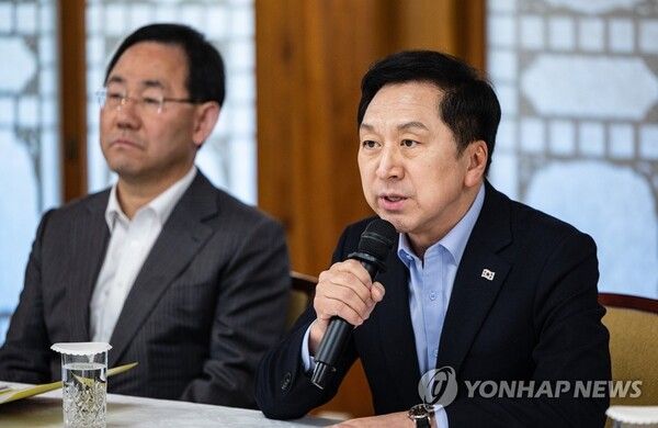 국민의힘 김기현 대표(오른쪽)가 19일 오후 서울 종로구 총리공관에서 한덕수 국무총리와 김대기 대통령 비서실장 등 당과 정부, 대통령실 핵심관계자들이 참석한 가운데 열린 당정 협의에서 발언하고 있다. 2023.3.19 [사진=연합뉴스]