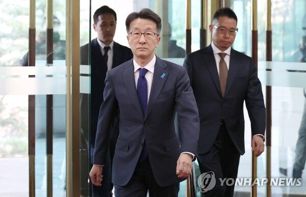 일본 정부가 초등학교 교과서 검정 결과를 발표한 28일 오후 외교부에 초치된 구마가이 나오키 주한일본대사관 대사대리(총괄공사)가 서울 종로구 외교부 청사로 들어가고 있다. [사진=연합뉴스]