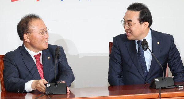 윤재옥 국민의힘 원내대표가 10일 국회 더불어민주당 원내대표실을 방문해 박홍근&nbsp;원내대표와 대화하고 있다. [사진=연합뉴스]