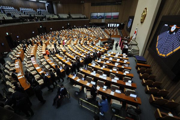 지난달 30일 오후 열린 국회 본회의에서 국민의힘 의원들이 방송통신위원회 위원(최민희) 추천안에 대한 투표를 거부하며 회의장을 떠나고 있다. [사진=연합]&nbsp;