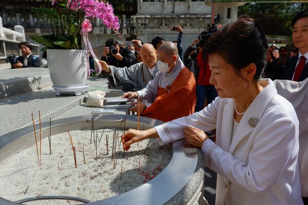 박근혜&nbsp;전 대통령이 11일 오전 대구 팔공산 동화사를 찾아 통일대불 앞에서 향을 피우고 있다. [사진=연합뉴스]