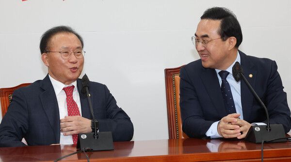 윤재옥 국민의힘 원내대표가 10일 국회 더불어민주당 원내대표실을 방문,&nbsp;박홍근&nbsp;원내대표와 대화하고 있다. [사진=연합뉴스]&nbsp;