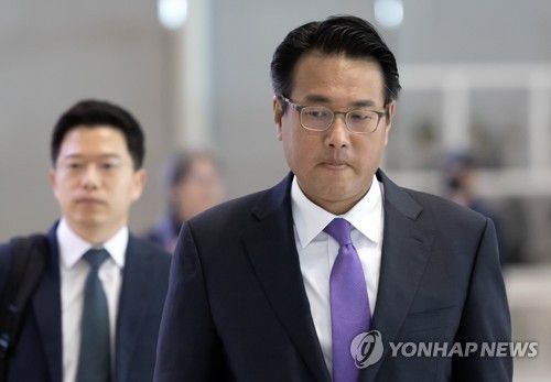 김태효 국가안보실 1차장이 윤석열 대통령의 미국 국빈 방문 최종 조율을 위해 지난 11일 인천국제공항 2터미널을 통해 출국하고 있다.[사진=연합뉴스]