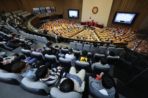 12일 오후 국회 본회의장 방청석에서 국회를 견학 온 초등학생들이 전원위원회를 지켜보고 있다. [사진=연합뉴스]