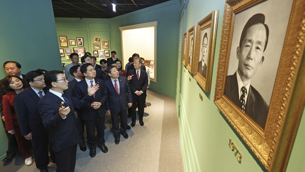 국민의힘&nbsp;김기현&nbsp;대표가 14일 서울 마포구 박정희대통령기념관을 방문해 박 전 대통령의 초상화를 살펴보고 있다. [사진=연합뉴스]