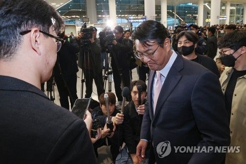 미국 워싱턴 방문을 마친 김태효 국가안보실 1차장이 15일 오후 인천국제공항 제2여객터미널을 통해 입국, 취재진과 질의응답을 마친 뒤 이동하고 있다.[사진=연합뉴스]