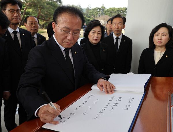 국민의힘 윤재옥 원내대표가 17일 동작구 국립현충원에서 참배 후 방명록을 쓰고 있다. [사진=연합뉴스]