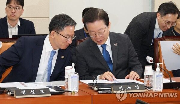 이재명 대표와 이야기 하는 정성호 의원 [사진=연합뉴스]