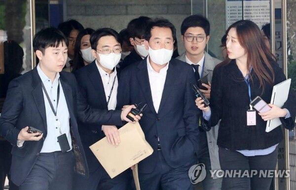 '돈봉투 의혹'과 관련한 핵심 피의자인 강래구&nbsp;씨가 21일 서울 서초구 서울중앙지법에서 열린 구속 전 전 피의자 심문(영장심사)를 마친 뒤 건물을 나서고 있다. [사진=연합뉴스]