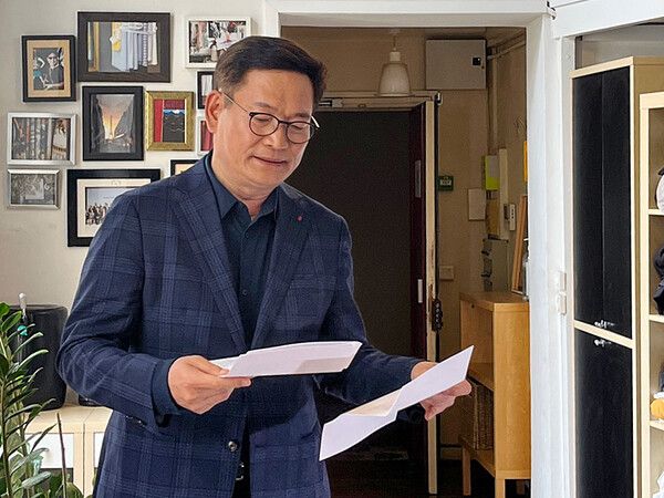 더불어민주당&nbsp;송영길&nbsp;전 대표가 22일(현지시간) 파리 3구 한 사무실에서 한국 특파원들과 만나 2021년 전당대회 돈 봉투 의혹과 관련해 입장을 밝히고 있다. [사진=연합뉴스]