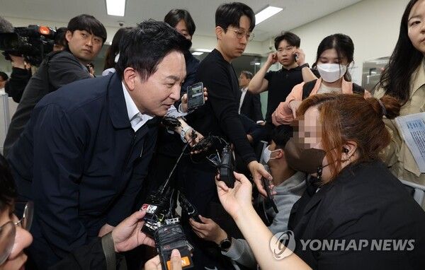 전세사기 피해자와 대화하는 원희룡 장관 [사진=연합뉴스]