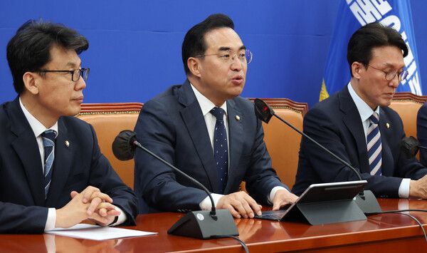 민주당&nbsp;박홍근 원내대표가 25일 국회 당 사무실에서 원내대책회의를 하고 있다. [사진=연합뉴스]&nbsp;