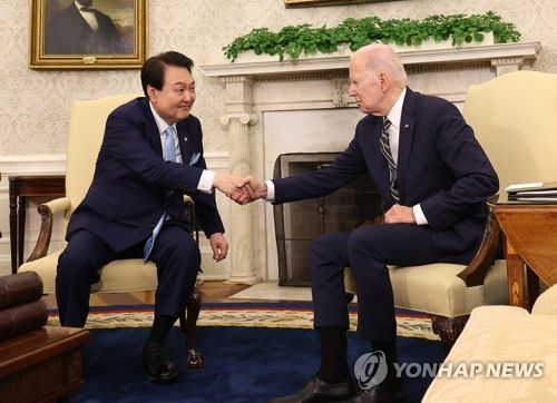 미국을 국빈 방문한 윤석열 대통령이 26일(현지시간) 워싱턴DC 백악관 오벌 오피스에서 열린 한미 정상 소인수 회담에서 조 바이든 미국 대통령과 악수하고 있다.[사진=연합뉴스]