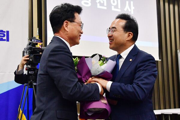 28일 국회에서 열린 민주당 원내대표 선출 의원총회에서&nbsp;박광온&nbsp;새 원내대표가 박홍근 전 원내대표와 인사하고 있다. 2023.4.28 [공동취재]