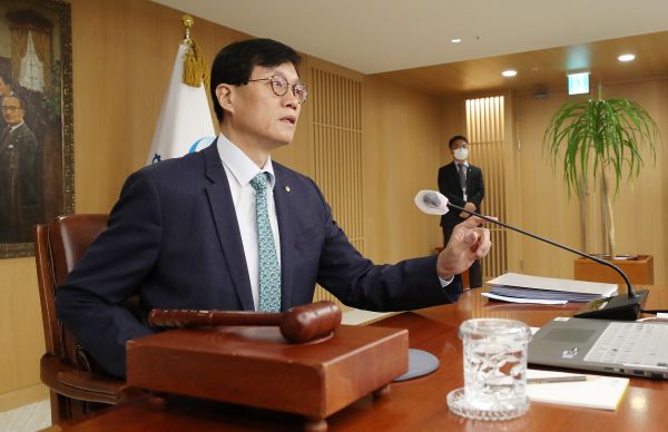 이창용 한국은행 총재가 2월 23일 오전 서울 중구 한국은행에서 열린 금융통화위원회 본회의를 주재하고 있다. [사진=연합뉴스 제공]